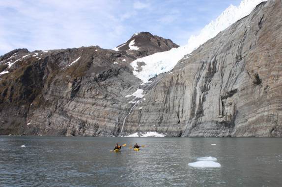Hoje remamos em dois caiaques simples em Gold Harbour, na Geórgia do Sul
